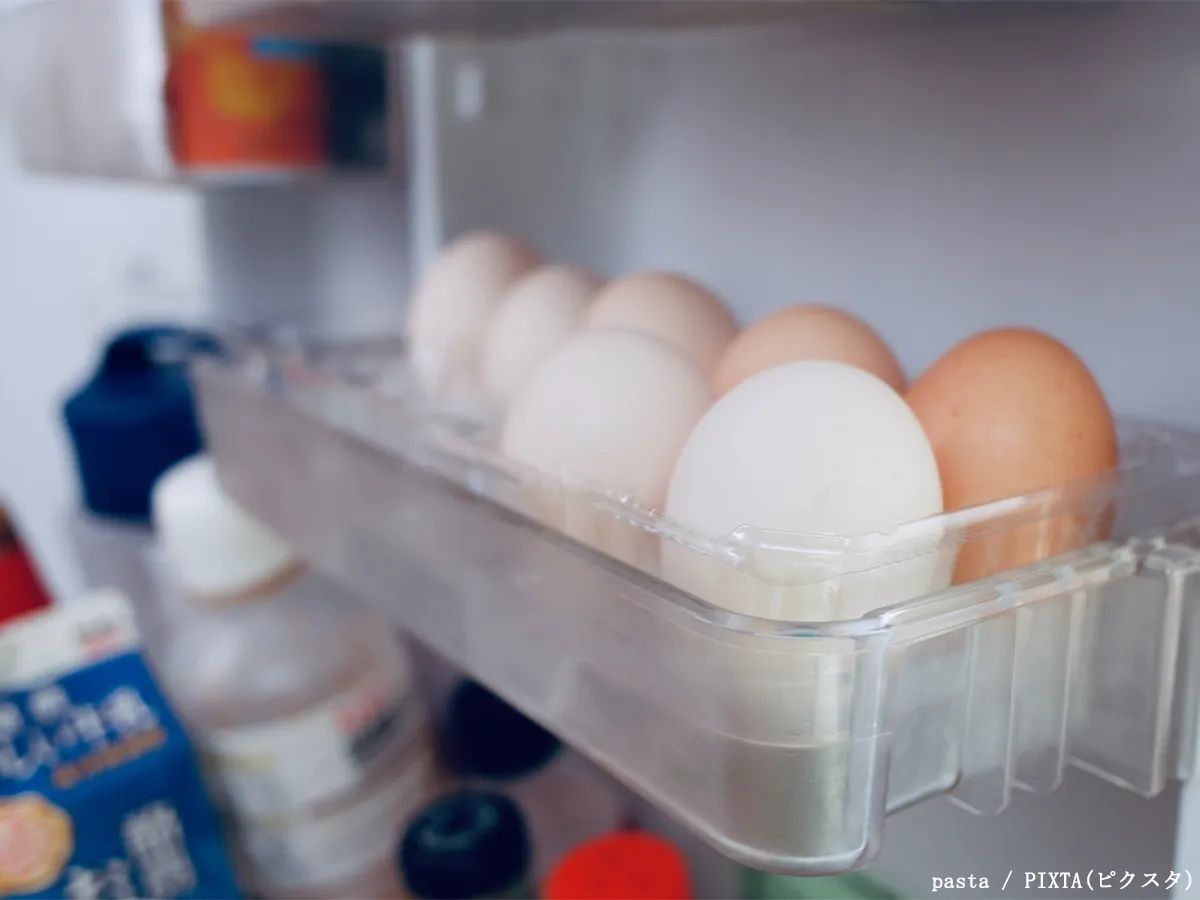 卵を冷蔵庫のドアポケットに入れる写真