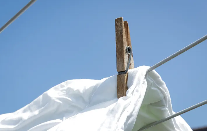 晴れた日に布団を干す写真