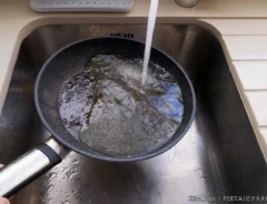 フライパンを洗う写真