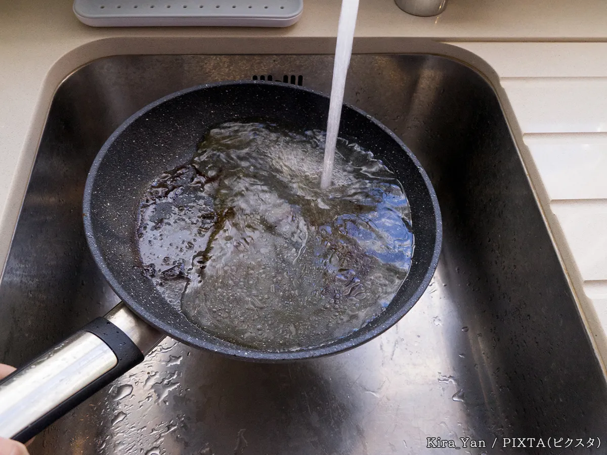 フライパンを洗う写真