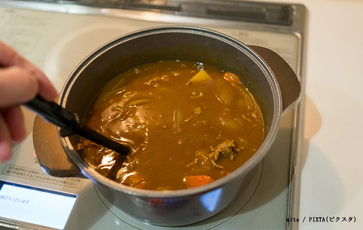 カレーを作る写真