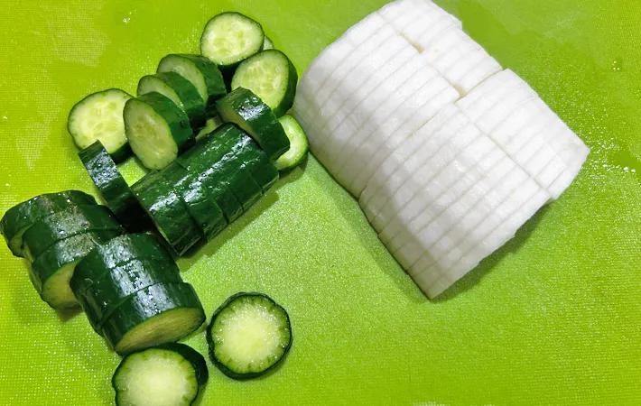 『岩下漬け～お好み野菜の爽やかピクルス～』を作る写真（撮影：エニママ）