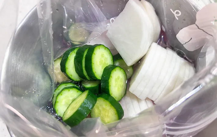 『岩下漬け～お好み野菜の爽やかピクルス～』を作る写真（撮影：エニママ）