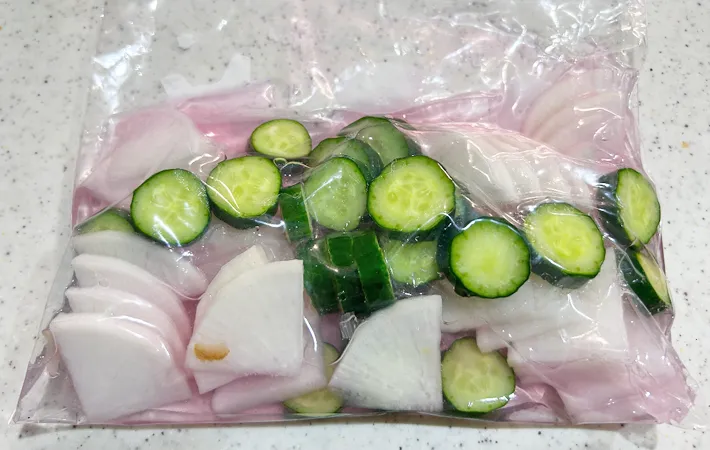 『岩下漬け～お好み野菜の爽やかピクルス～』を作る写真（撮影：エニママ）