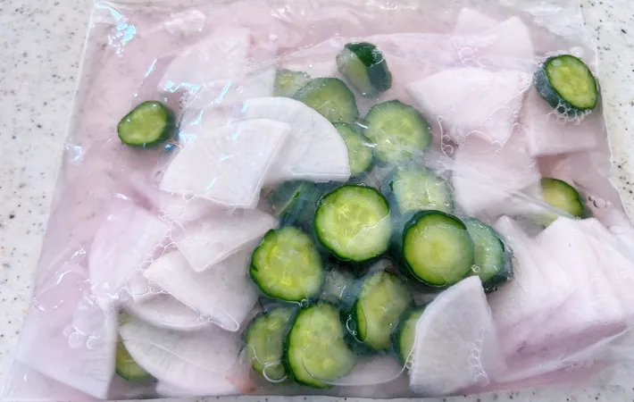 『岩下漬け～お好み野菜の爽やかピクルス～』を作る写真（撮影：エニママ）