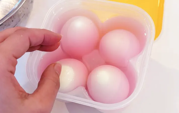 『食べるマヨネーズ!?半熟卵の岩下漬け』を作る写真（撮影：キジカク）