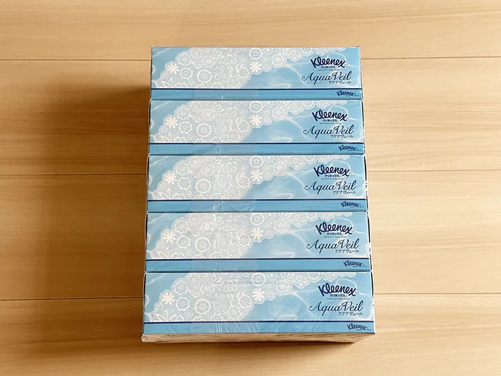 箱ティッシュの外装ビニールの継ぎ目を表にして寝かせている画像（撮影：grapeライフハック編集部）