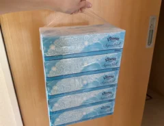 外装ビニールに包まれた箱ティッシュの画像（撮影：grapeライフハック編集部）