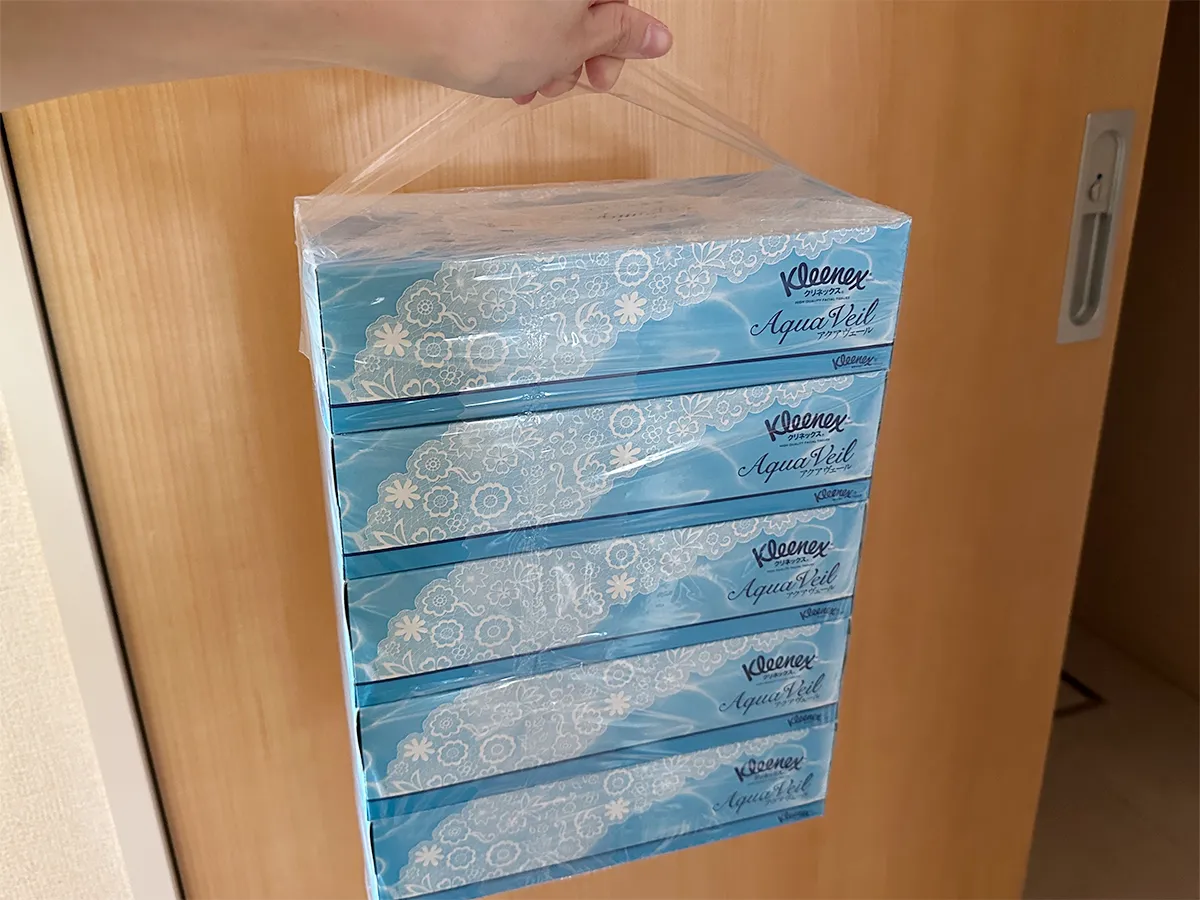 外装ビニールに包まれた箱ティッシュの画像(撮影:grapeライフハック編集部)