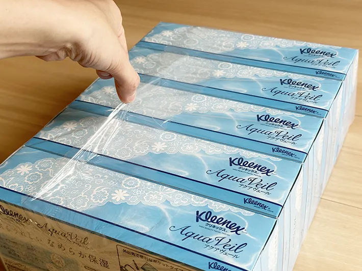 箱ティッシュの外装ビニールの継ぎ目を指で持ち上げている画像（撮影：grapeライフハック編集部）