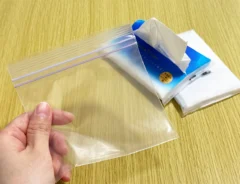 ジッパーつき保存袋とポケットティッシュの画像（撮影：grapeライフハック編集部）