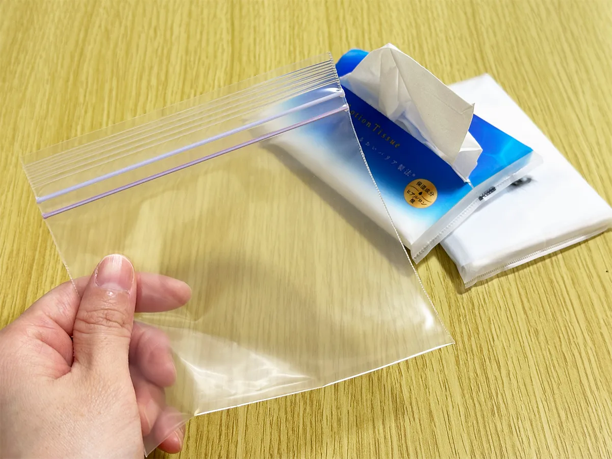 ジッパーつき保存袋とポケットティッシュの画像（撮影：grapeライフハック編集部）
