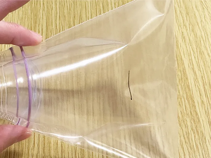 マークをつけたジッパーつき保存袋を膨らませている画像（撮影：grapeライフハック編集部）