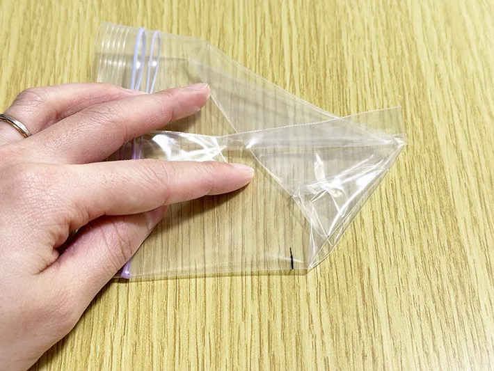 マークをつけたジッパーつき保存袋を軽く折っている画像（撮影：grapeライフハック編集部）