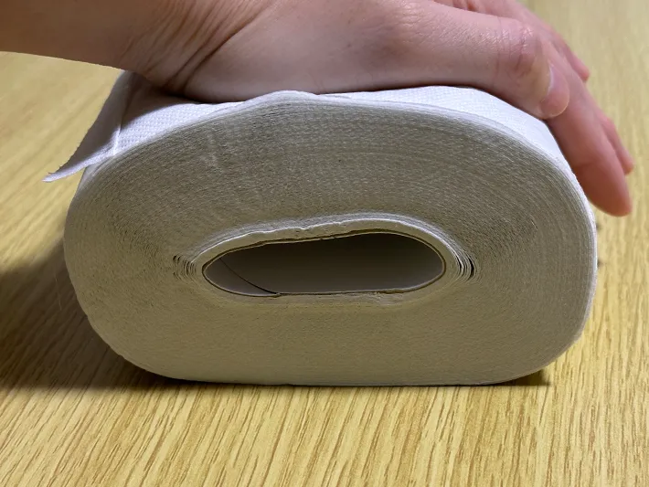 トイレットペーパーを押しつぶしている画像（撮影：grapeライフハック編集部）
