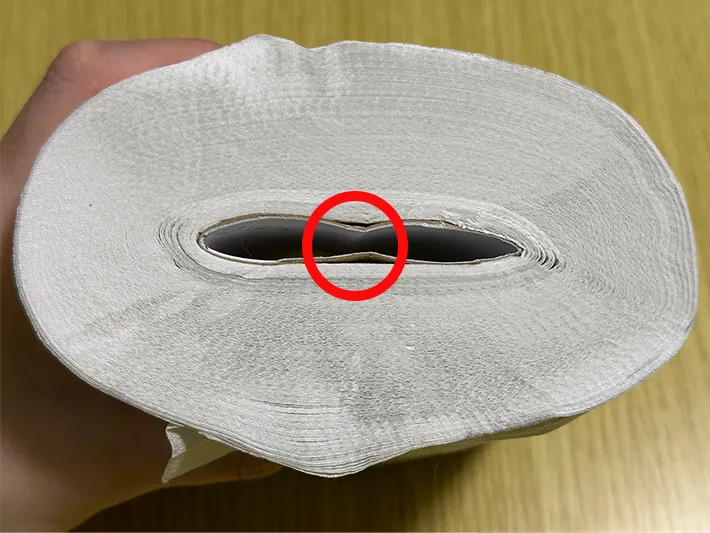 トイレットペーパーを押しつぶしている画像（撮影：grapeライフハック編集部）