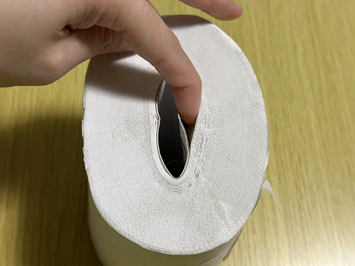 トイレットペーパーと芯の間に指を入れている画像（撮影：grapeライフハック編集部）