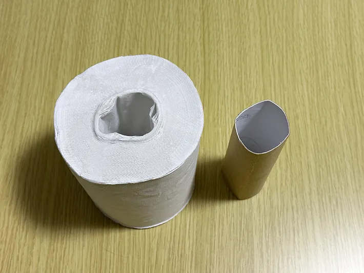 トイレットペーパーと芯とを分離した画像（撮影：grapeライフハック編集部）