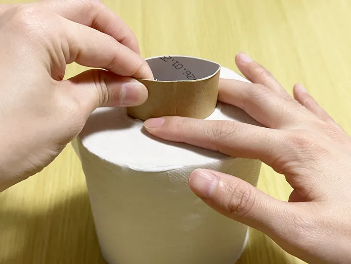 トイレットペーパーから芯を引き抜いている画像（撮影：grapeライフハック編集部）