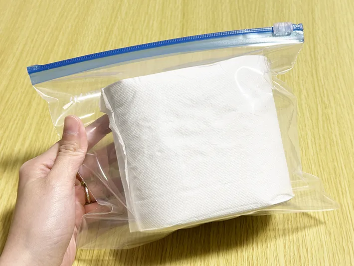 芯を抜いたトイレットペーパーを『ジップロック』に入れている画像（撮影：grapeライフハック編集部）