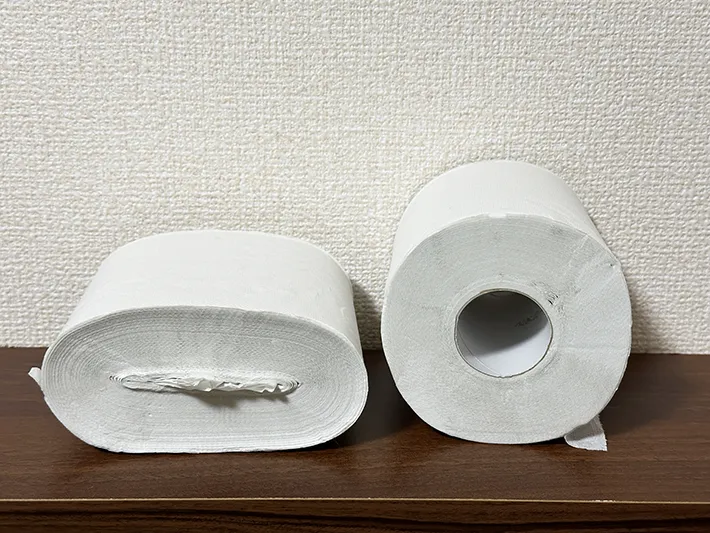 芯ありのトイレットペーパーと芯なしのトイレットペーパーを並べた画像（撮影：grapeライフハック編集部）