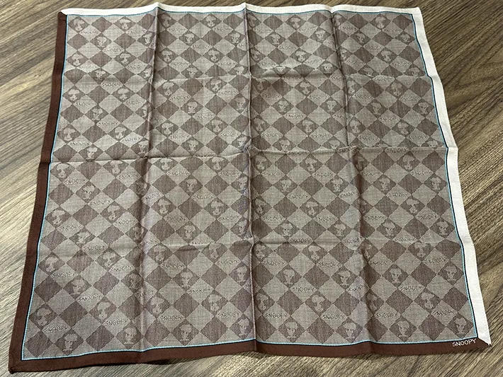 ハンカチを広げた画像（撮影：grapeライフハック編集部）