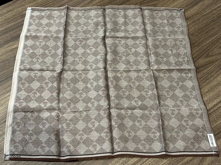 ハンカチを裏返して広げた画像（撮影：grapeライフハック編集部）