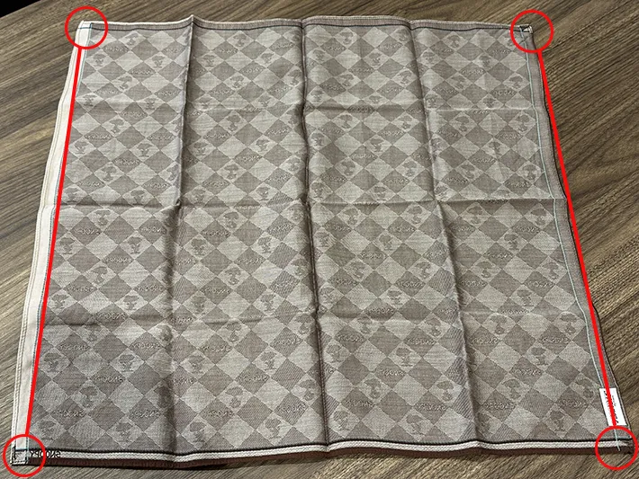 ハンカチを広げ、結ぶ箇所を丸で囲った画像（撮影：grapeライフハック編集部）