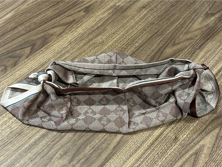 両端を結んだハンカチの画像（撮影：grapeライフハック編集部）