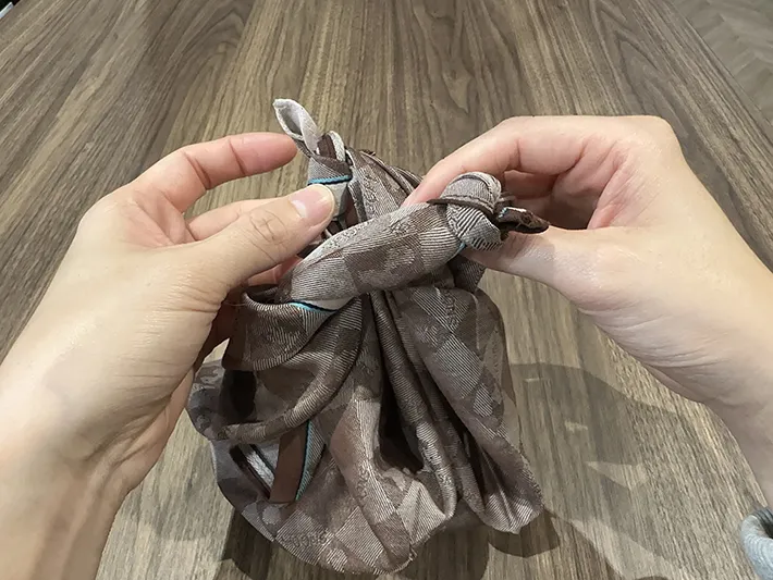 ハンカチの片方で穴を作り、もう一方を通した画像（撮影：grapeライフハック編集部）