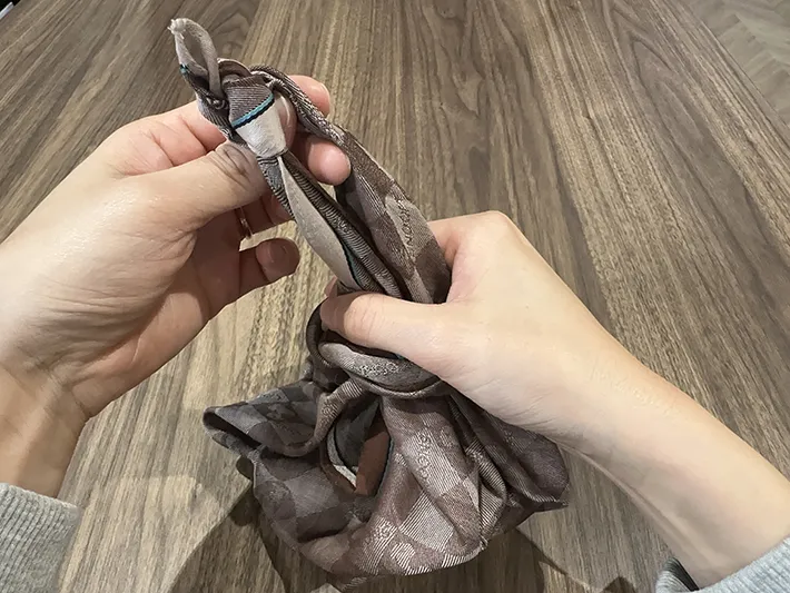 ハンカチを引っ張ろうとしている画像（撮影：grapeライフハック編集部）