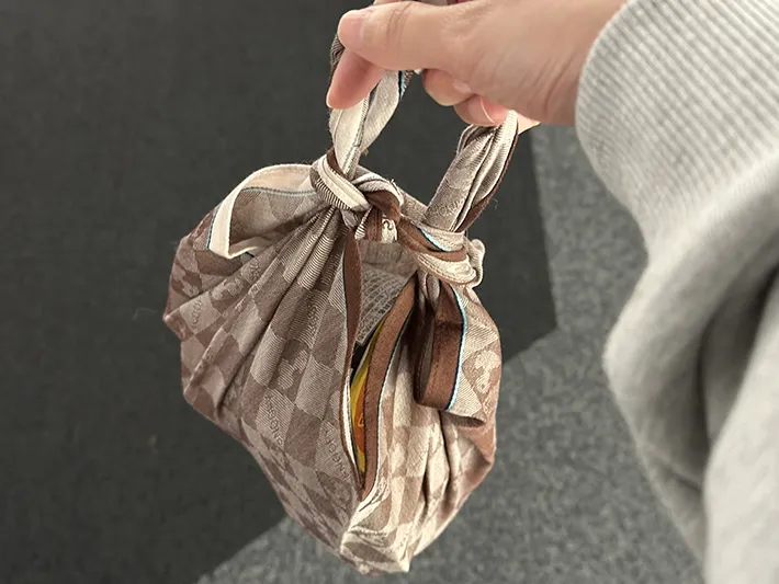 お菓子やカフェラテが入ったハンカチのエコバッグの画像（撮影：grapeライフハック編集部）