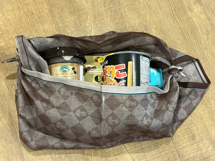 ハンカチのエコバッグに入っていたお菓子やカフェラテの画像（撮影：grapeライフハック編集部）