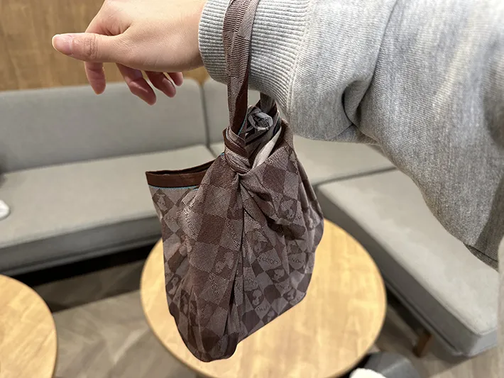 お菓子やカフェラテが入ったハンカチのエコバッグの画像（撮影：grapeライフハック編集部）