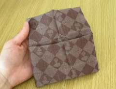 ハンカチでポーチを作った画像（撮影：grapeライフハック編集部）