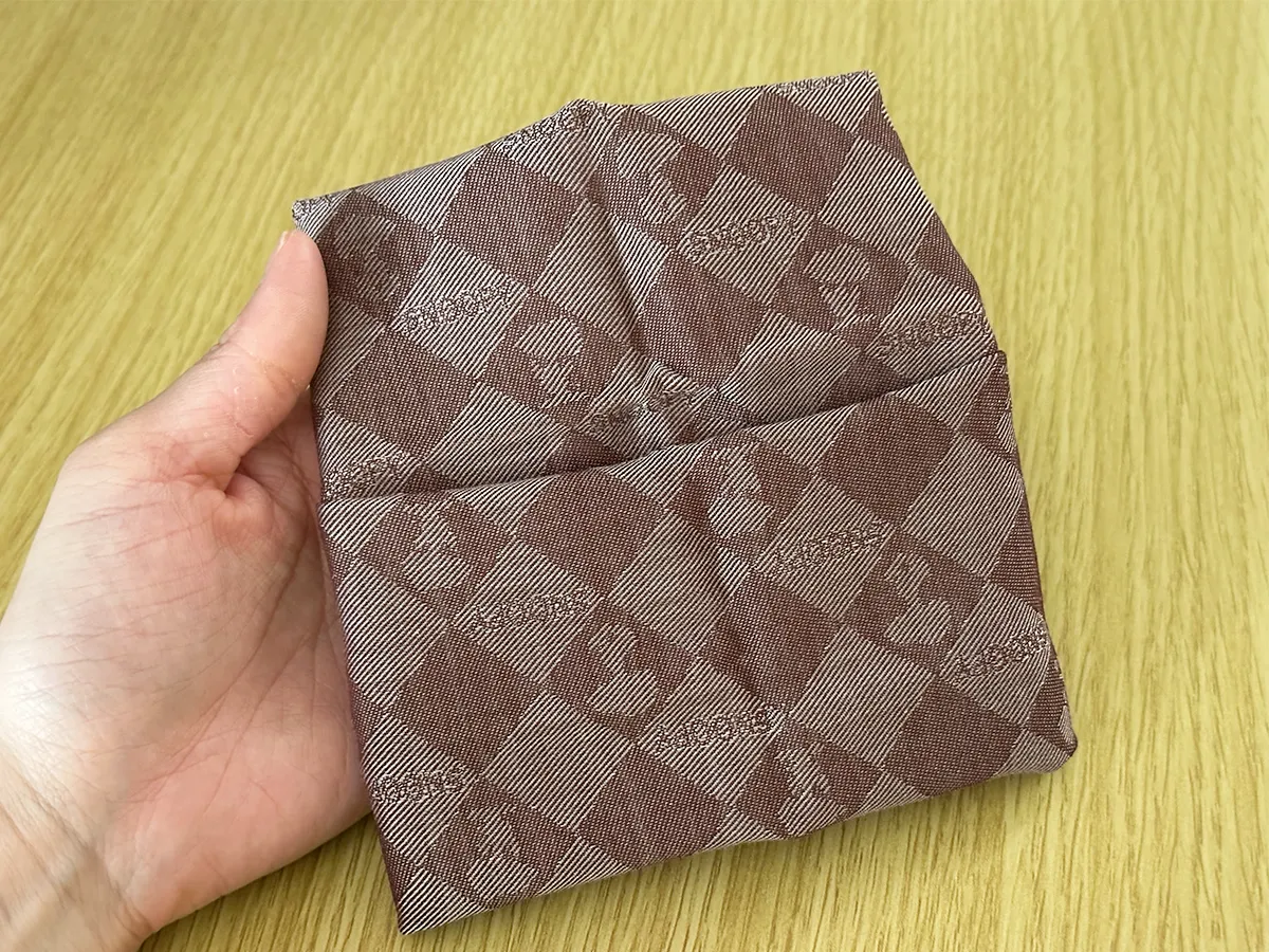 ハンカチでポーチを作った画像(撮影:grapeライフハック編集部)