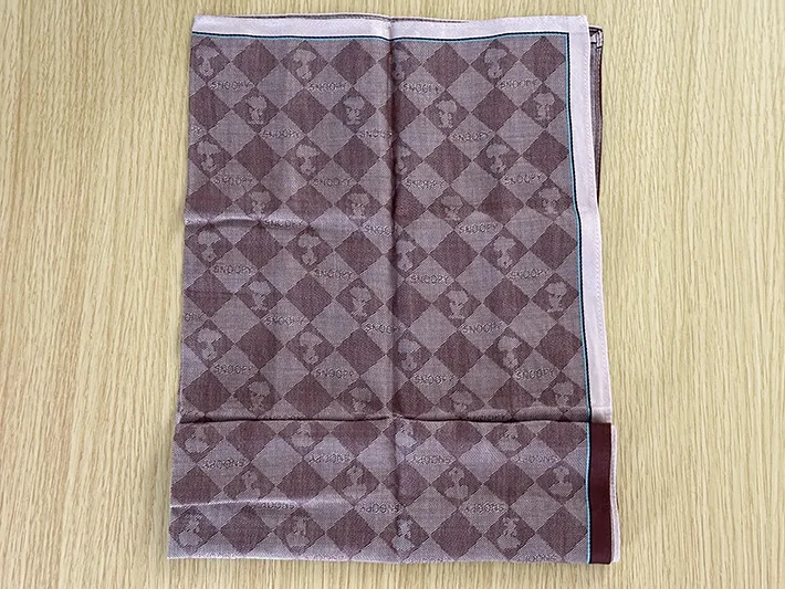 ハンカチを折っている画像（撮影：grapeライフハック編集部）