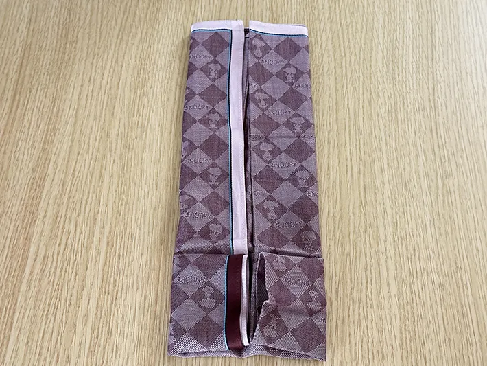 ハンカチを折っている画像（撮影：grapeライフハック編集部）