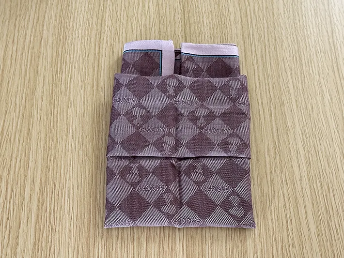 ハンカチを折っている画像（撮影：grapeライフハック編集部）