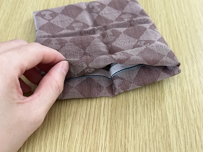 ハンカチを折っている画像（撮影：grapeライフハック編集部）