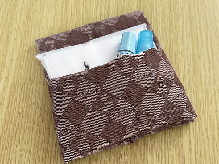 ハンカチで作った縫わないポーチの活用例画像（撮影：grapeライフハック編集部）