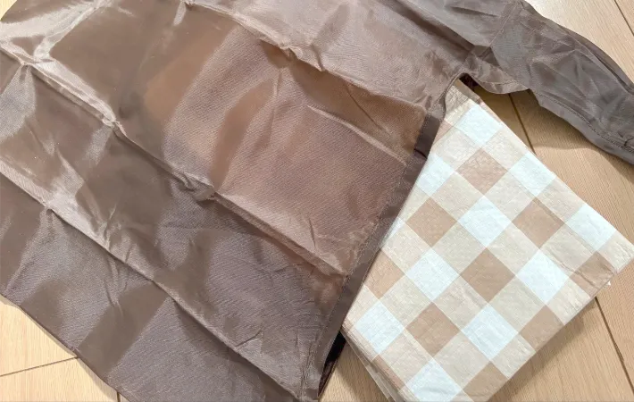 エコバッグにレジャーシートを収納する画像（撮影：エニママ）