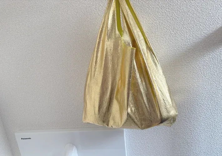 壁にかけたエコバッグの画像（撮影：エニママ）