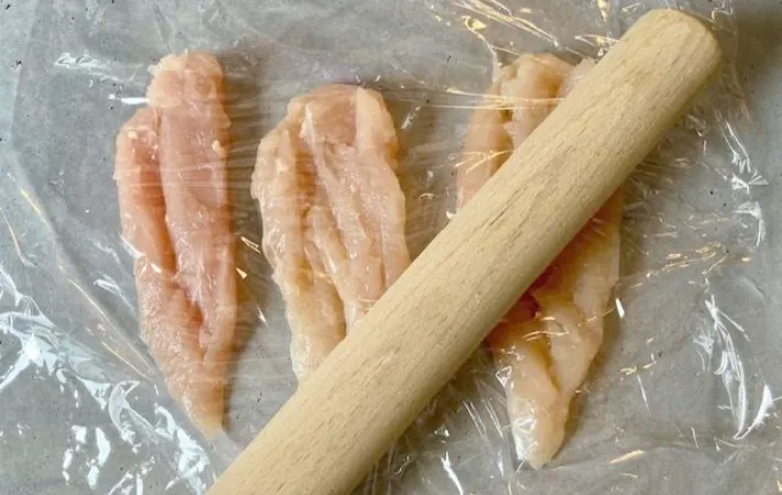 ささみ肉を叩いている画像（撮影：エニママ）