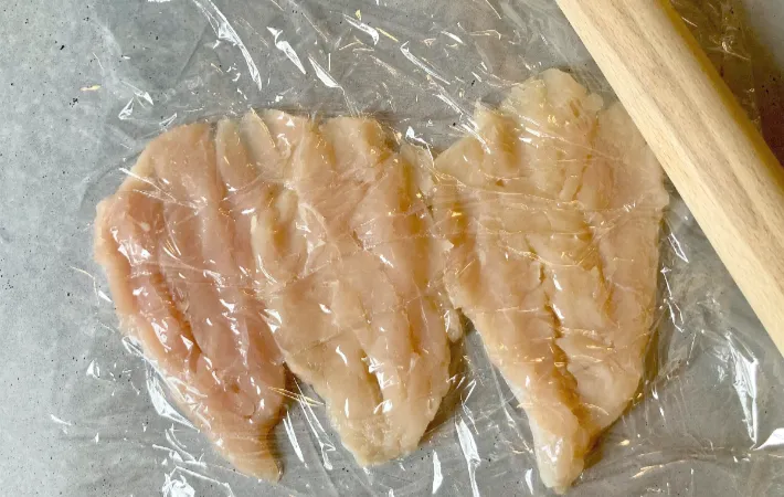 ささみを叩く画像（撮影：エニママ）