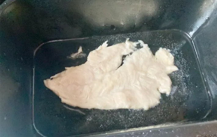 ささみを揚げる画像（撮影：エニママ）