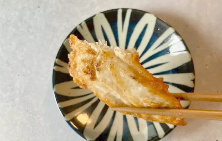 ささみ肉を箸で持ち上げている画像（撮影：エニママ）