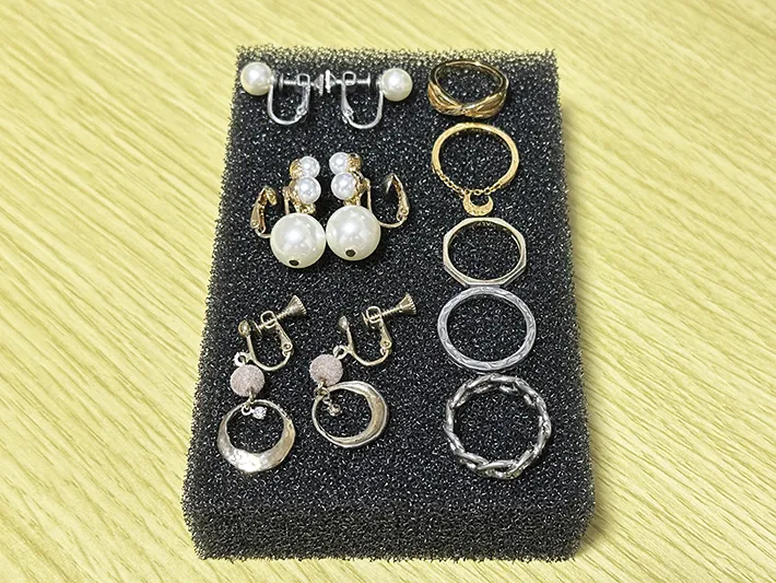 スポンジの上にアクセサリーをのせた画像（撮影：grapeライフハック編集部）