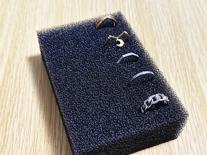 切り込みを入れたスポンジに指輪を差し込んでいる画像（撮影：grapeライフハック編集部）