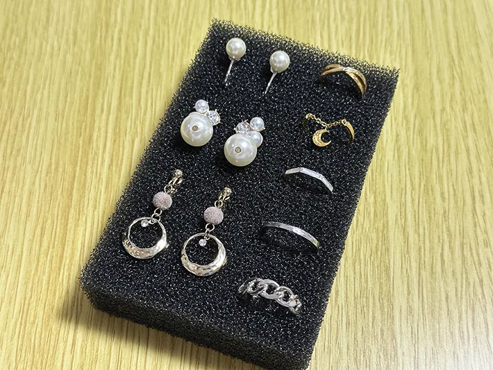 イヤリングと指輪を食器用スポンジの切り込みに差し込んだ画像（撮影：grapeライフハック編集部）